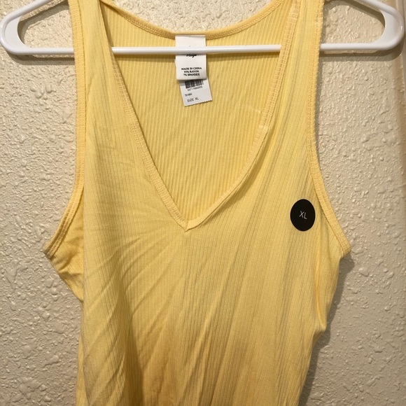 Women’s Tops - Picture 4 of 5